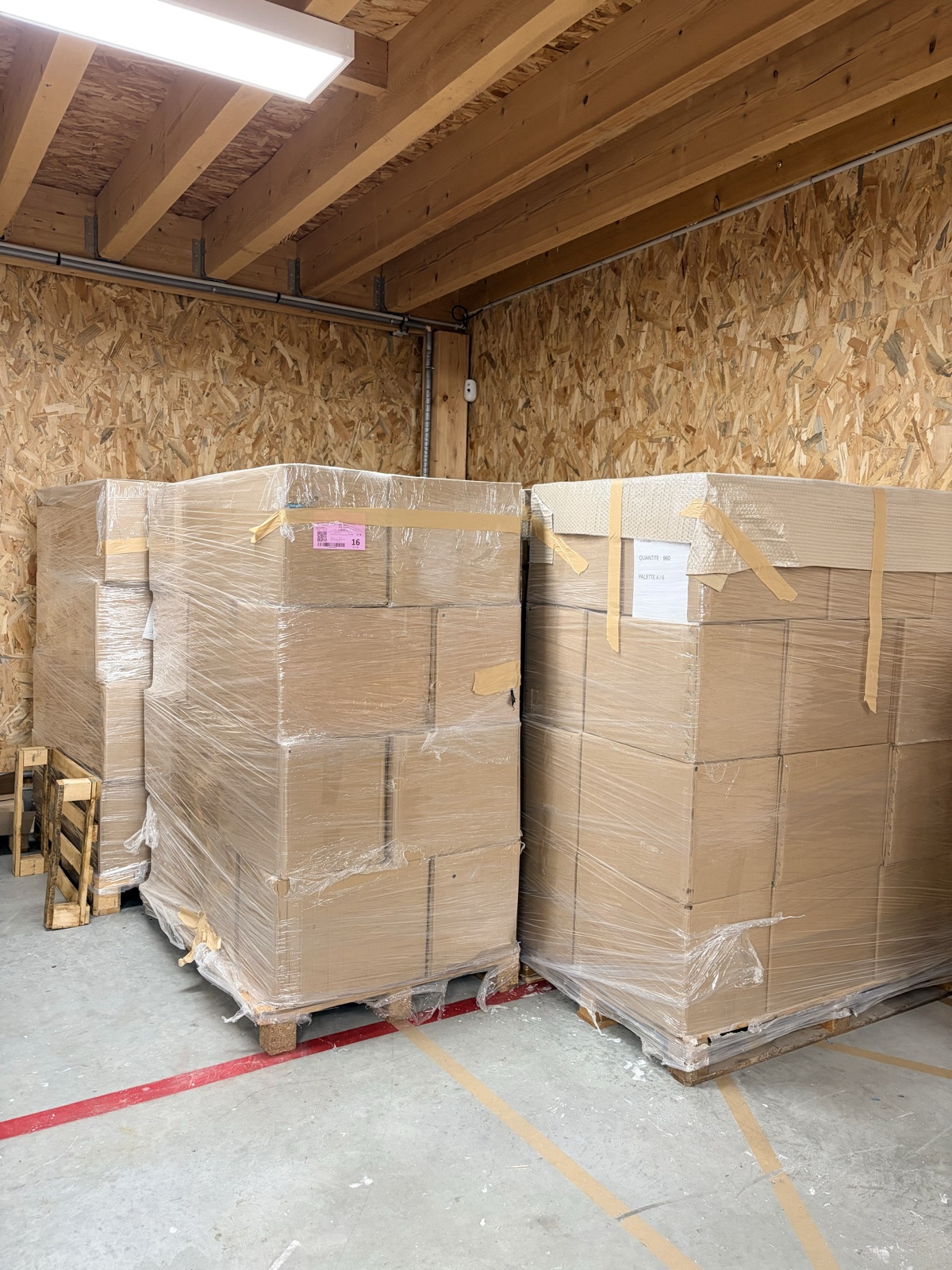 Finished game pallets ready to ship: 960 units per pallet in our French workshop